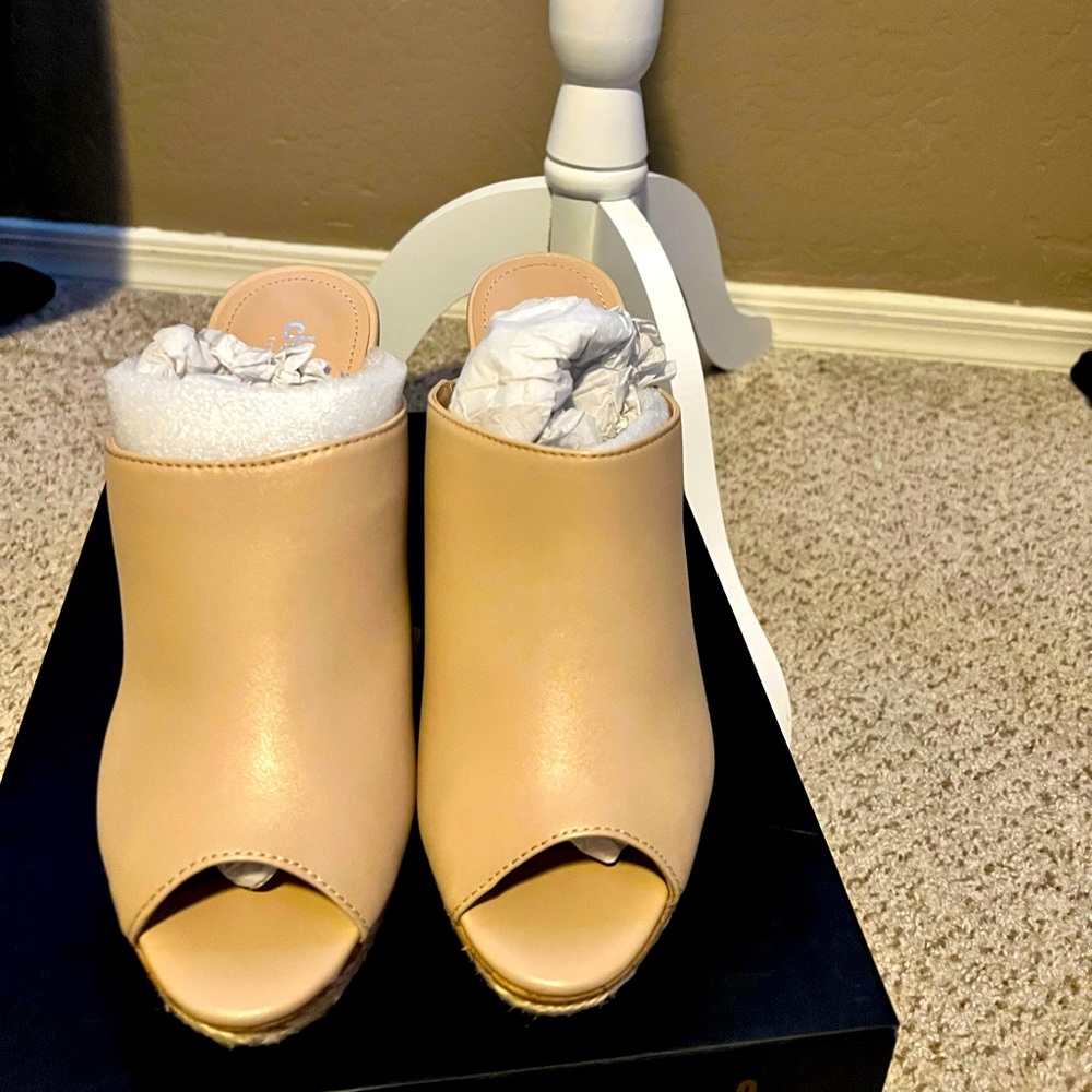 Like new Charles David wedge shoe